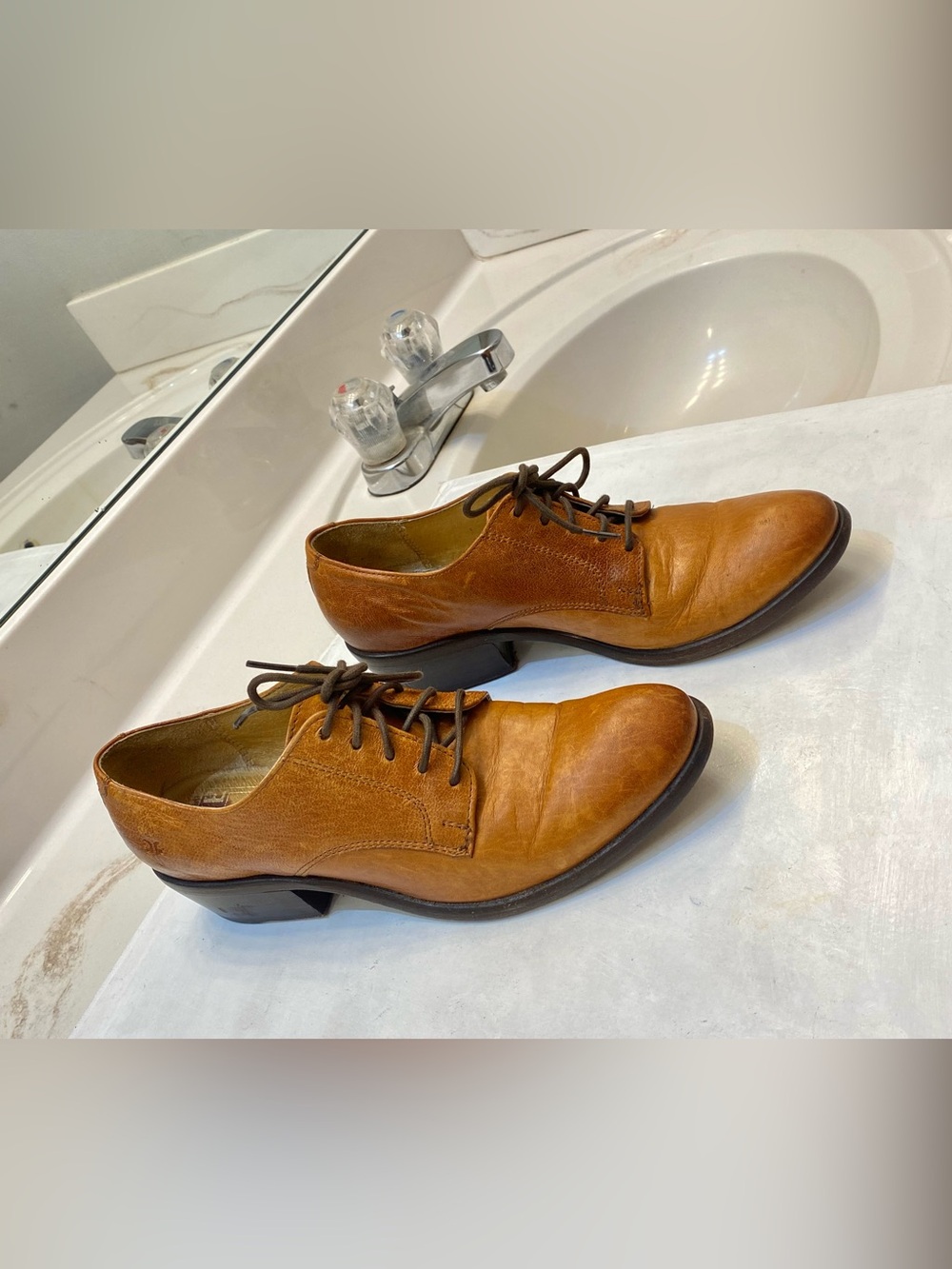 Frye Women’s Carson Oxfords leather block heels Size 8B in great shape clean